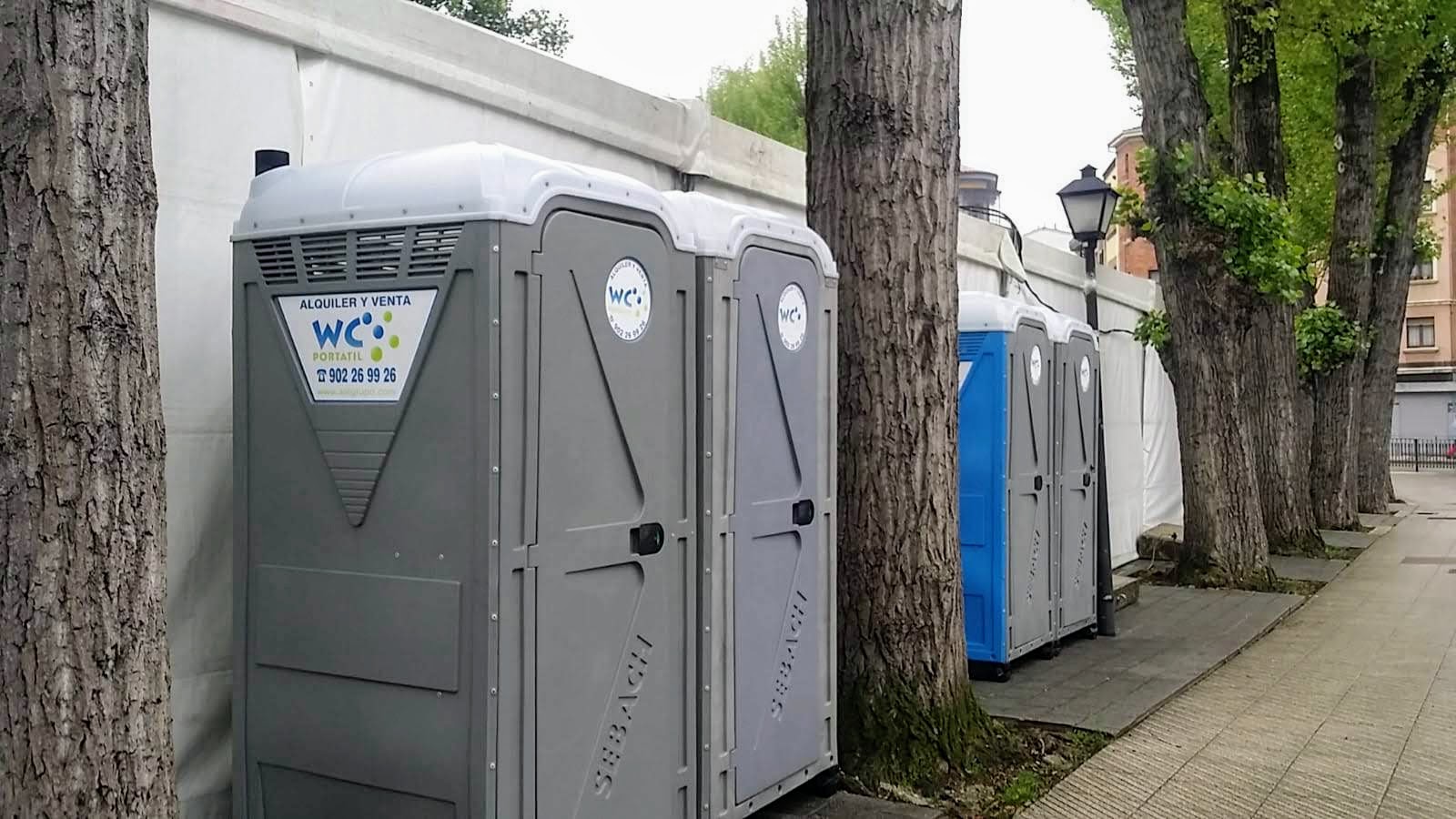 Baños portátiles en evento urbano